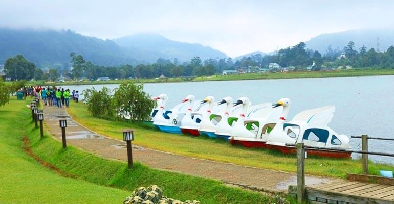 Boat rides with Wijaya Boat service in Gregory Lake